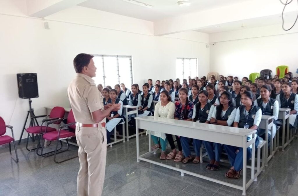 ಇಂದಿನ ಯುವಕರಲ್ಲಿ ಕಾನೂನು ಅರಿವು ಬಹು ಮುಖ್ಯ:ಹೆಚ್ಚುವರಿ ಪೋಲೀಸ್ ಅಧೀಕ್ಷಕ ಅನೀಲ್ ಕುಮಾರ್ ಭೂಮರೆಡ್ಡಿ.... The Siasat News - Images