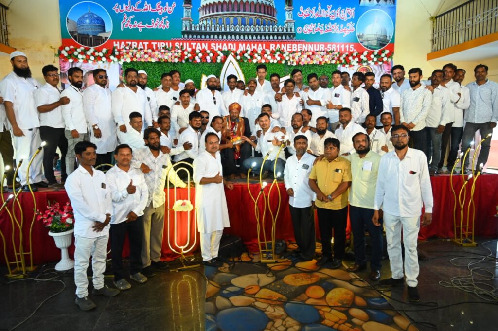 ನಿವೃತ್ತಿ ಹೊಂದ ನೆಚ್ಚಿನ ಶಿಕ್ಷಕನಿಗೆ ವಿಜೃಂಭಣೆಯ ಬೀಳ್ಕೊಡುಗೆ ನೀಡಿದ ವಿದ್ಯಾರ್ಥಿಗಳು.... The Siasat News - Images