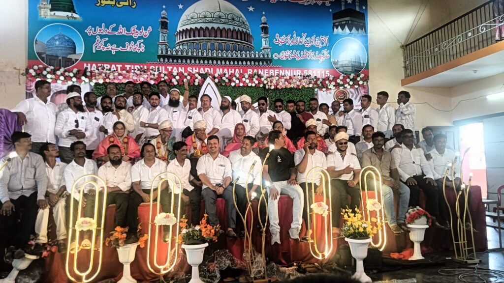 ನಿವೃತ್ತಿ ಹೊಂದ ನೆಚ್ಚಿನ ಶಿಕ್ಷಕನಿಗೆ ವಿಜೃಂಭಣೆಯ ಬೀಳ್ಕೊಡುಗೆ ನೀಡಿದ ವಿದ್ಯಾರ್ಥಿಗಳು.... The Siasat News - Images