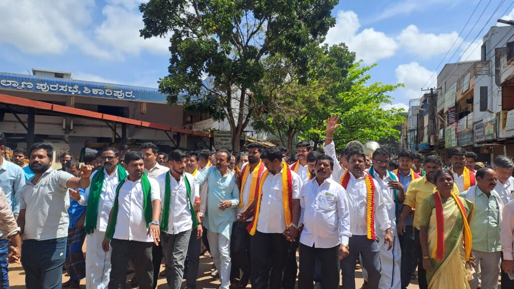 ಟೂಲ್ ಗೇಟ್ ವಿರೋಧಿ ಹೋರಾಟಕ್ಕೆ ಜನತೆ ಬೆಂಬಲ.... ಶಿಕಾರಿಪುರ ಬಂದ್ ಯಶಸ್ವಿ. The Siasat News - Images