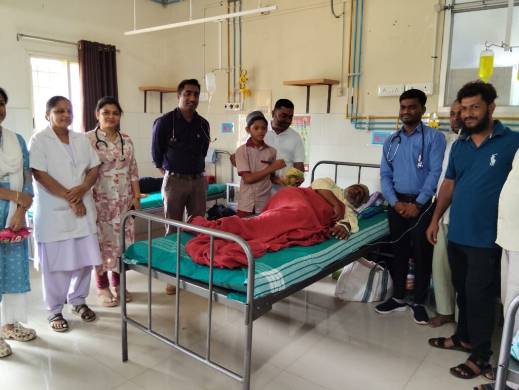 ಮಕ್ಕಳ ದಿನಾಚರಣೆದಂದು ಮಕ್ಕಳಿಂದ ರೋಗಿಗಳಿಗೆ ಹಣ್ಣು ಹಂಪಲು ವಿತರಣೆ... The Siasat News - Images